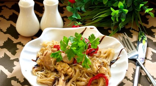 Фунчоза с курицей и овощами