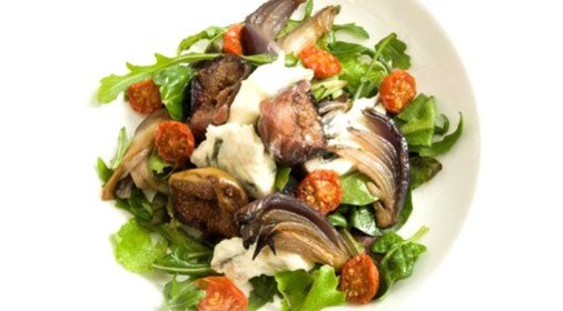 Салат с вяленым помидорами, инжиром и карамелизованным луком