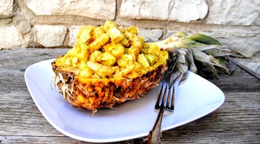 Салат из курицы с ананасом