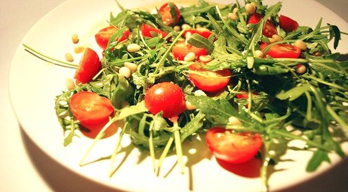 Руккола с помидорами и чесноком