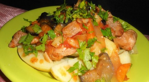 Молодой картофель со свининой и баклажанами