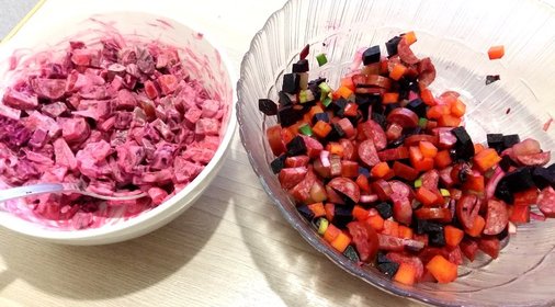 Салат с охотничьими колбасками и свеклой