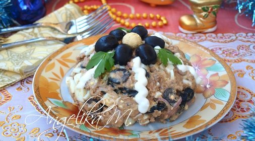 Салат с яйцами, тунцом и маслинами