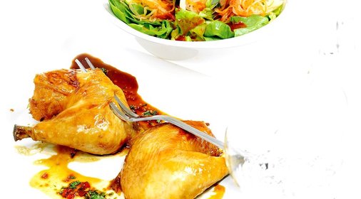 Глазированная в меду курица с салатом из латука, романо, пекинской капусты и кимчи