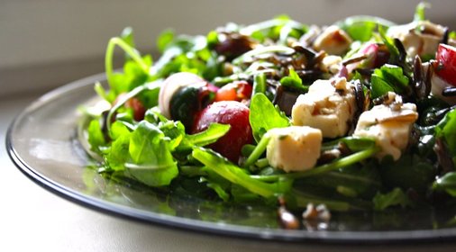 Салат с черешней и диким рисом