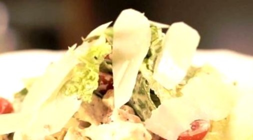 Салат с беконом и курицей