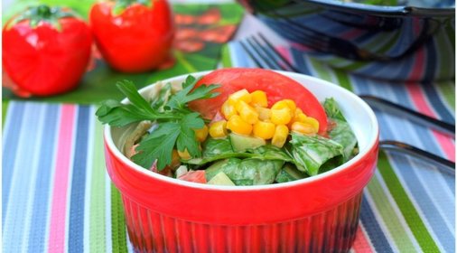 Салат из шпината с овощами и кукурузой