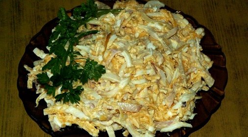 Салат с кальмарами, яйцом и луком
