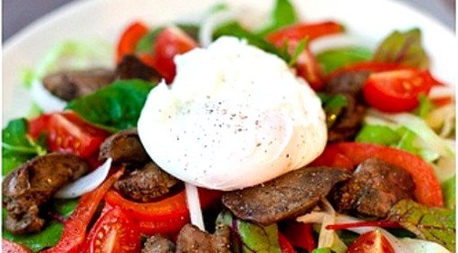Салат с куриной печенью, белой фасолью и яйцом пашот