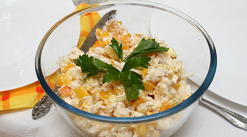 Салат из курицы с ананасом