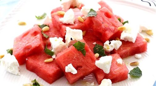 Салат с арбузом, фетой и мятой