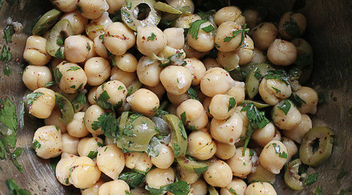 Салат из нута с травами и оливками