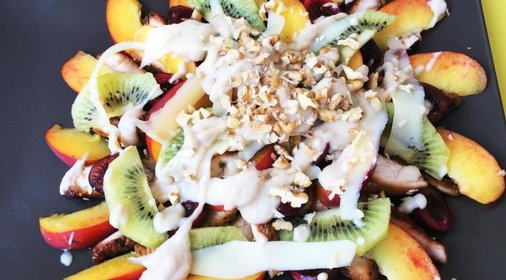 Фруктовый салат с индейкой и соусом из запеченных яблок