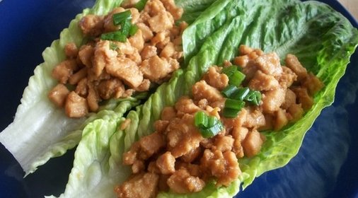 Курица в листьях салата