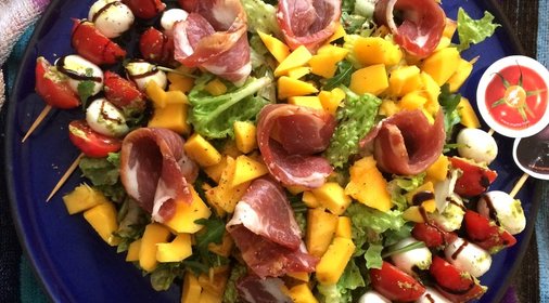Итальянский салат с манго и пармской ветчиной