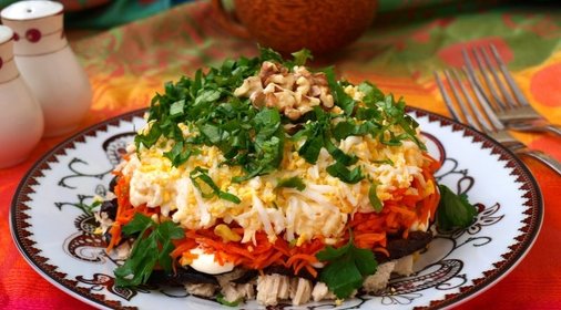 Салат Марсель с курицей и черносливом