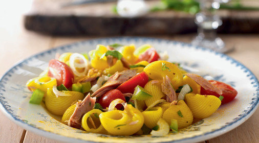 Салат из пасты с куркумой