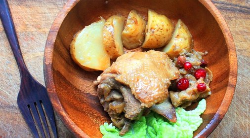 Утка, запеченная с яблоками и молодым картофелем