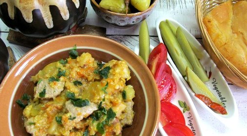 Свинина в горшочках