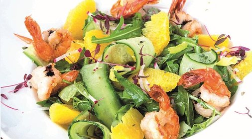 Салат из рукколы с креветками и апельсиновой заправкой
