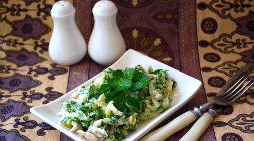 Салат с курицей и огурцом