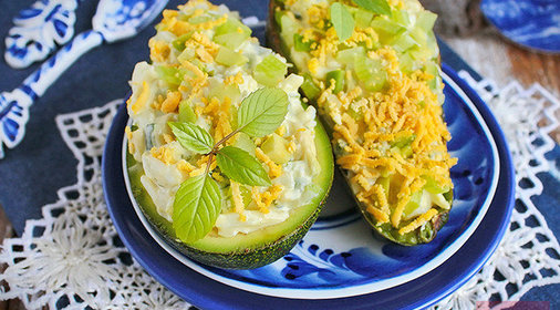 Яичный салат в авокадо