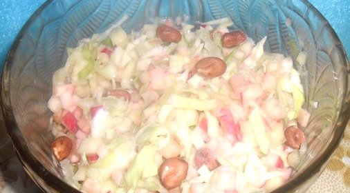 Фруктово-овощной салат с йогуртом и арахисом