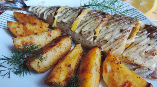 Скумбрия, запеченная с картофелем