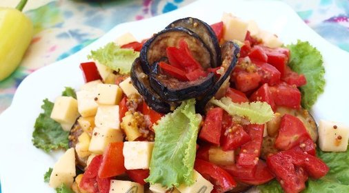 Тёплый салат с баклажанами,перцем и моцареллой