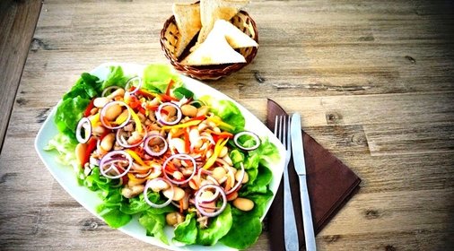 Овощной салат с филе сельди