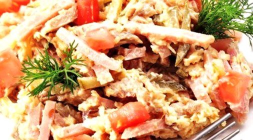 Салат из бекона с сыром, грецкими орехами и каперсами