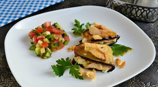 Баклажаны с брынзой, курицей и овощной сальсой