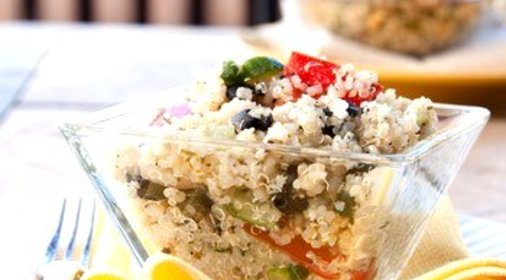 Теплый салат из киноа с черной фасолью