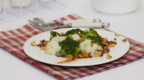 Салат из брокколи с кунжутом и фисташками