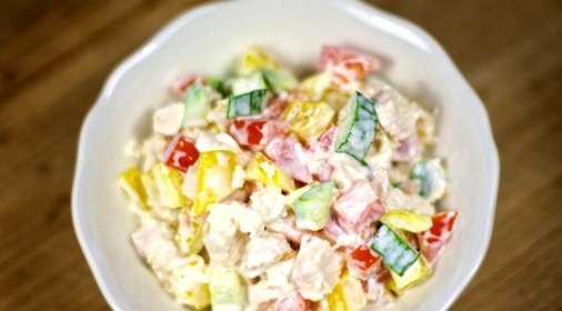 Салат с курицей и овощами