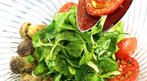 Салат с теплыми белыми грибами и подвяленными томатами