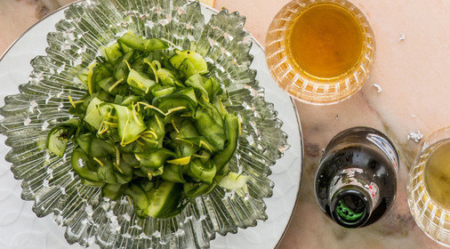 Огуречный салат с укропом и лимоном