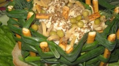 Праздничная корзина с салатом