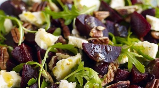 Салат со свеклой, орехами пекан и медовой заправкой