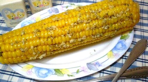 Кукуруза с чесночным маслом и укропом