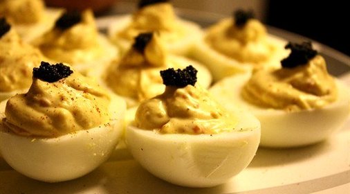 Яйца с лимонной цедрой и икрой