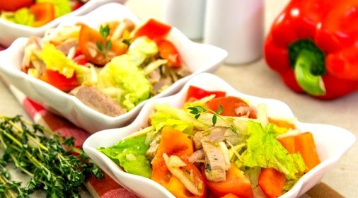 Салат с говядиной, кольраби и помидорами