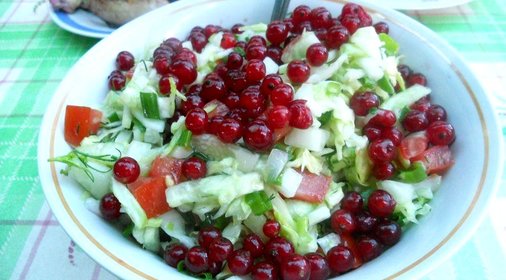 Овощной салат с красной смородиной