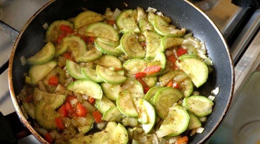Теплый овощной салат с чесноком и специями