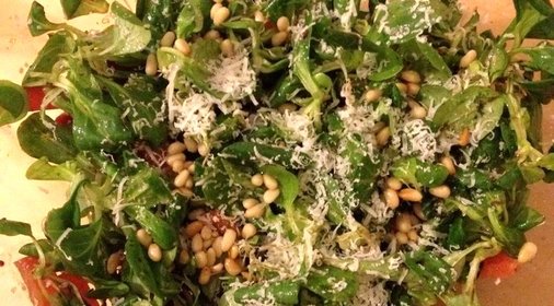 Салат с красной рыбой и кедровыми орехами