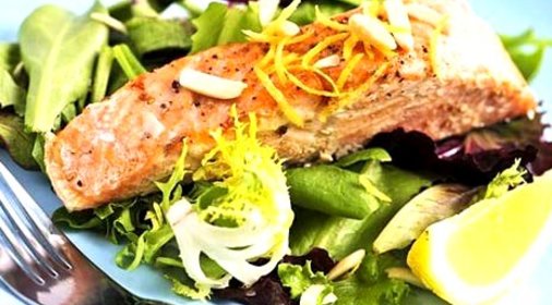 Салат с жареным лососем и овощами