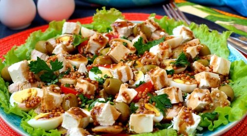 Салат с запечённой индейкой, помидорами и фетой