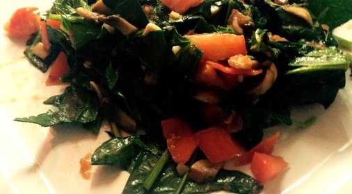 Теплый салат из помидор, шампиньонов и шпината