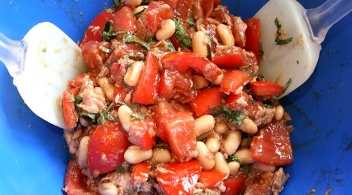 Салат с фасолью и тунцом