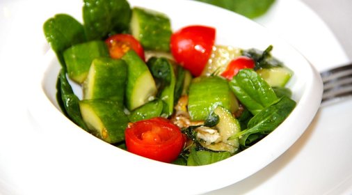 Легкий салат со шпинатом